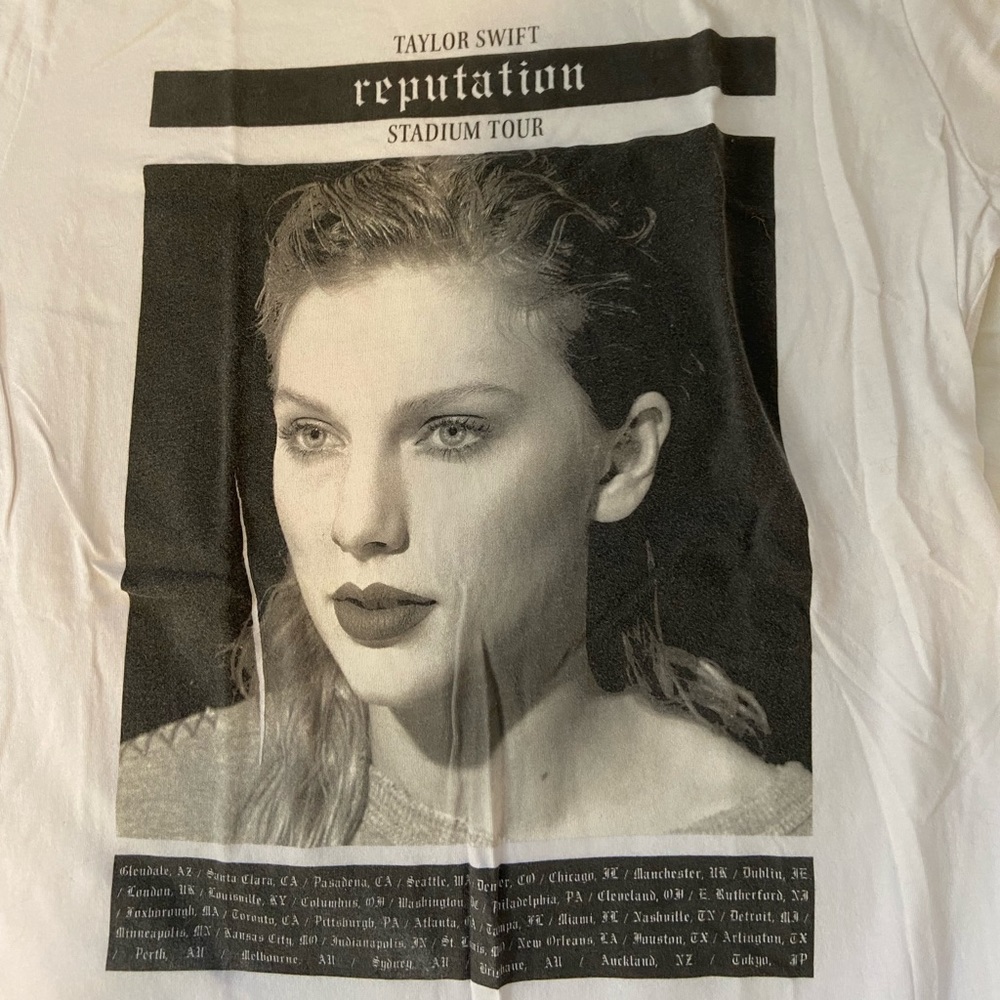 Taylor Swift Reputation Tour Tee Shirt Size Medium